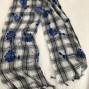 EUC Gap Women’s Black, Gray & Ivory Plaid with Blue Floral Embossed Scarf